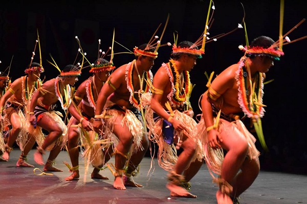 hawaiian male dancers
